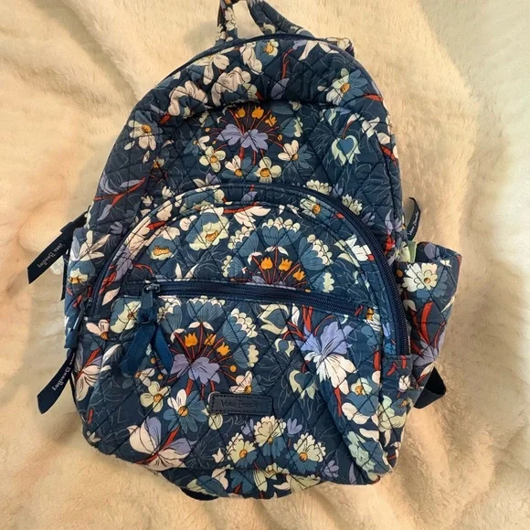Vera Bradley Blue and White Floral Full-size Backpack Amazon.com: Vera Bradley Women main image 3